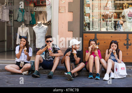 Gruppe von Teenagern Eis essen in Florenz, Italien Stockfoto
