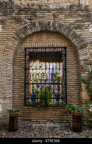Fenster für einen typischen andalusischen Patio in Cordoba. Stockfoto