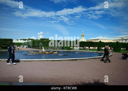 Brunnen im Park von Peterhof an einem sonnigen Tag, Peterhof, in der Nähe von St. Petersburg, Russland Stockfoto