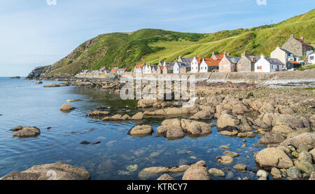 Panoramische Sicht des Crovie, ein kleines Dorf in Aberdeenshire, Schottland. Stockfoto