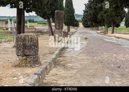 Antike römische Straße in Italica. Straße in die römischen Ruinen von Itálica. Santiponce. Sevilla. Spanien. Stockfoto