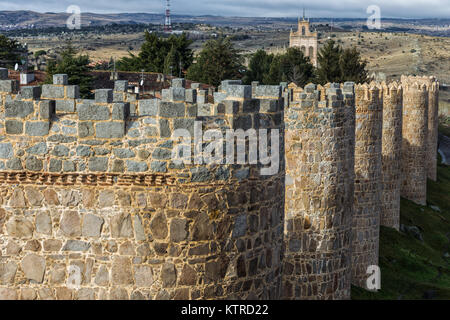 Diese alten mittelalterlichen Mauern sind ein wichtiges Denkmal von Avila. Spanien. Stockfoto