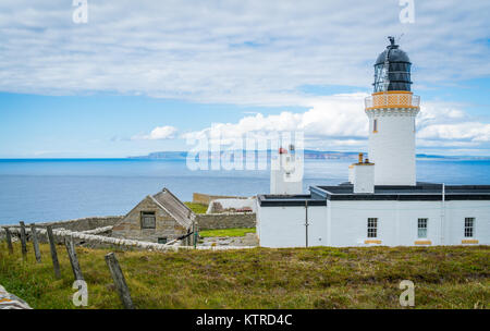 Dunnett Head Lighthouse, in Caithness, an der Nordküste von Schottland, der nördlichste Punkt des Festlandes von Großbritannien. Stockfoto