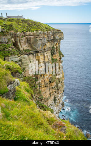 Malerische Klippen in dunnett Kopf, in Caithness, an der Nordküste von Schottland, der nördlichste Punkt des Festlandes von Großbritannien. Stockfoto