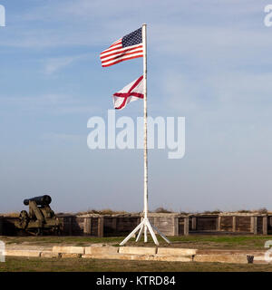 United Flaggenstaaten und der Alabama State Flag am National Historic Landmark Fort Morgan, Alabama Stockfoto