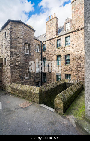 Typische Gebäude aus Stein in der Altstadt von Edinburgh. Stockfoto