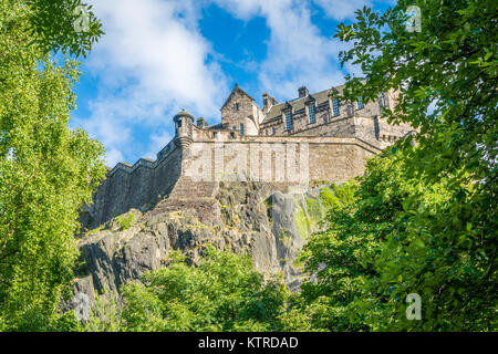 Schloss Edinburgh in einem sommernachmittag wie von der Princes Street Gardens, Schottland gesehen. Stockfoto