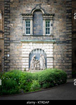 Fassade der Pfarrkirche von St. Cuthbert in der Princes Street Gardens, Edinburgh, Schottland. Stockfoto