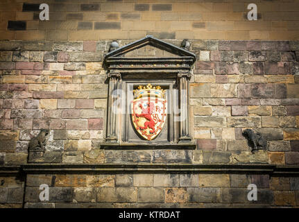 Löwen Wappen über dem Haupteingang im Edinburgh Castle in Schottland. Stockfoto