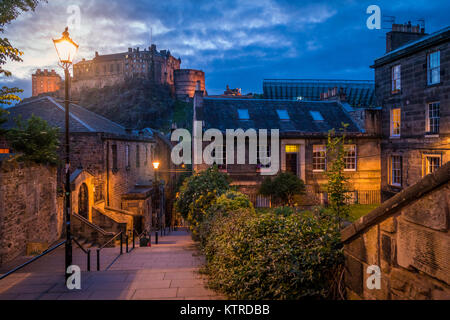 Malerische Anblick in Edinburgh in der Nacht mit der Burg im Hintergrund. Schottland. Stockfoto