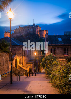 Malerische Anblick in Edinburgh in der Nacht mit der Burg im Hintergrund. Schottland. Stockfoto