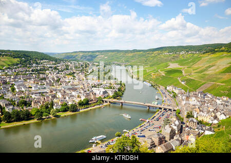 Mosel Deutschland: Blick von der Burg Landshut in die alte Stadt Bernkastel-Kues mit Weinbergen und Mosel im Sommer, Europa Stockfoto