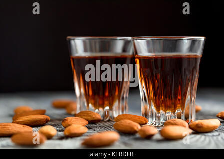 Italienische amaretto Likör mit trocken Mandeln Stockfoto