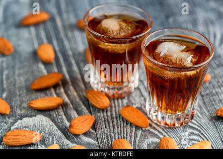 Italienische amaretto Likör mit trocken Mandeln Stockfoto