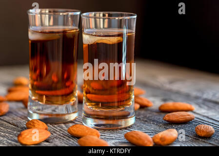 Italienische amaretto Likör mit trocken Mandeln Stockfoto