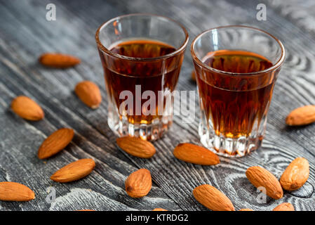 Italienische amaretto Likör mit trocken Mandeln Stockfoto