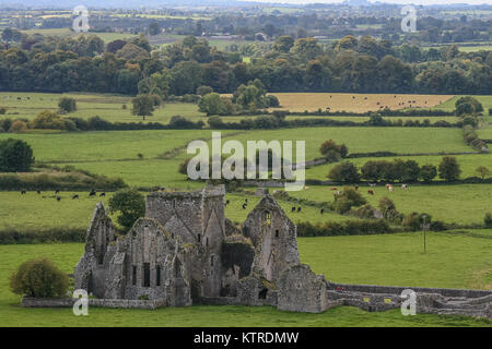 Irelands historischen Cashel Abtei in der Mitte der wunderschönen irischen Landschaft. Stockfoto