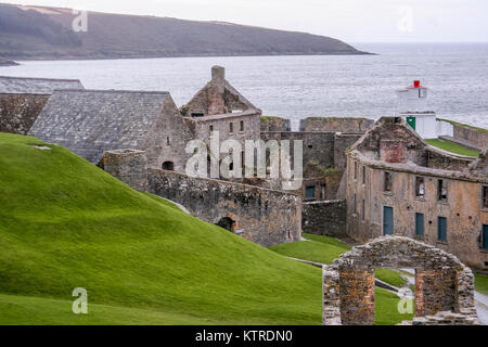 Die Ruinen von Irlands historischen Fort Charles Leuchtturm mit Blick auf den Hafen von Kinsale. Stockfoto