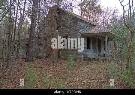 Alten heruntergekommenen Haus im Wald Stockfoto