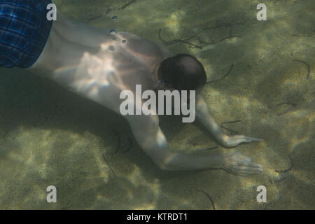Touristische Mann im Schwimmen Sport Schwimmen unter Wasser in das Ägäische Meer an der Küste der Halbinsel Sithonia Stockfoto