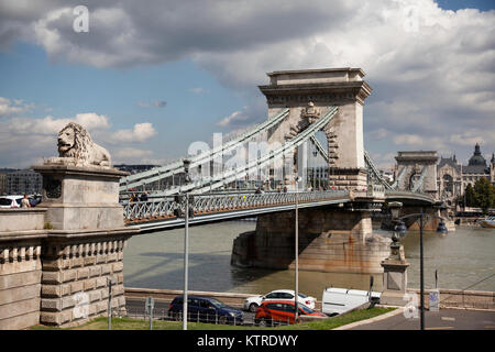 Lanchid oder Kettenbrücke in Budapest Ungarn verbindet Buda und Pest Stockfoto