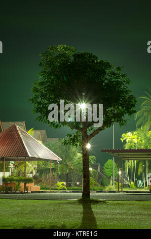 Nachtsicht auf einige Resorts während der MCO-Periode auf der Insel Langkawi in Malaysia. Stockfoto