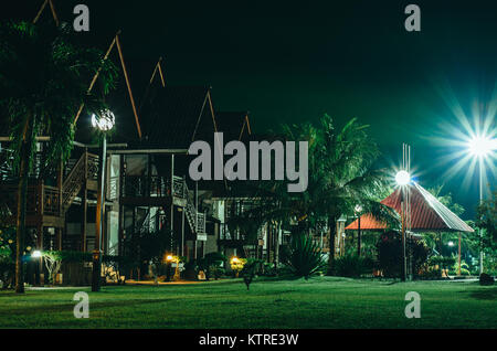 Nachtsicht auf einige Resorts während der MCO-Periode auf der Insel Langkawi in Malaysia. Stockfoto