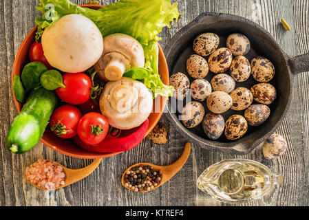 Gemüse, Eier und Pilze. Rustikales Essen Stockfoto