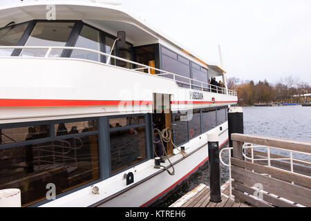 GMUNDEN, Österreich Dezember 203 2017: Schiff in Gmunden, Versand in das Schloss am Traunsee in Gmunden Stadt. Österreich Winter Stockfoto