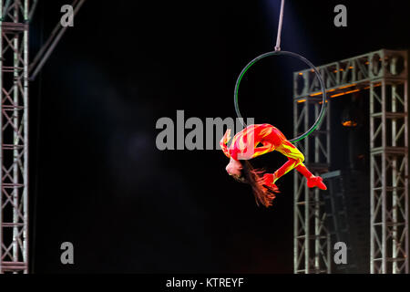 BANGKOK, THAILAND - 20. FEBRUAR 2016: Jinan acrobatic troupe in Rama IX Park in einem chinesischen Neujahrsfest. Die Gruppe ist eine der Bes Stockfoto