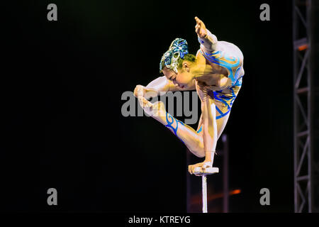 BANGKOK, THAILAND - 20. FEBRUAR 2016: Jinan acrobatic troupe in Rama IX Park in einem chinesischen Neujahrsfest. Die Gruppe ist eine der Bes Stockfoto