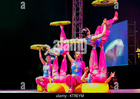 BANGKOK, THAILAND - 20. FEBRUAR 2016: Jinan acrobatic troupe in Rama IX Park in einem chinesischen Neujahrsfest. Die Gruppe ist eine der Bes Stockfoto