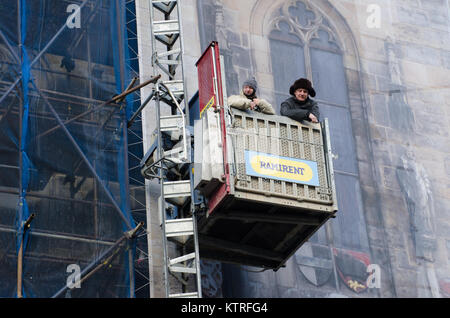 In Prag in der Tschechischen Republik-5 Dezember 2017: Arbeiter Wiederherstellen der alten Gebäude in Prag Stockfoto