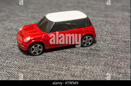 Spielzeug Modellauto auf dem grauen Hintergrund isoliert Stockfoto