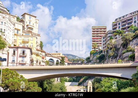 Tageslicht sonnig Blick auf Monaco Stadt Brücke, Gebäude und Berge in Frankreich. Hellen Himmel mit einigen Wolken. Stockfoto