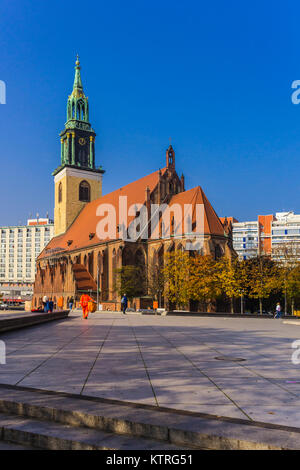 Evangelische Kirche St. Maria. Mittelalterlichen Gotischen. Ziegelwände, Tonziegeln und einem grünen bronze Glockenturm. Berlin, Deutschland. Stockfoto