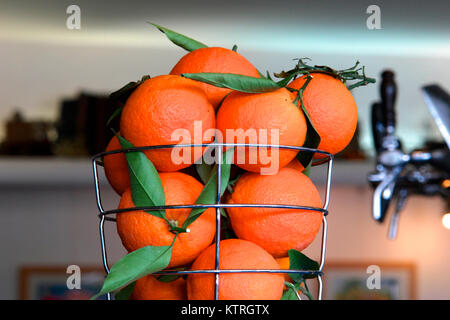 Nahaufnahme von einem Metallkorb mit orange Früchte in einer Bar in Spanien. Stockfoto