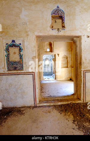 Der Innenraum eines verlassenen Palast in Taragarh Fort, Bundi, Rajasthan, Indien Stockfoto