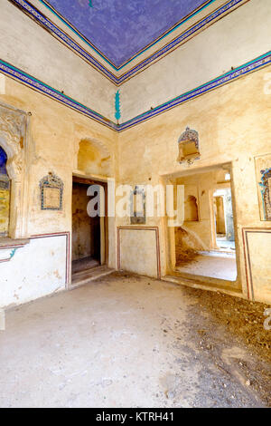 Der Innenraum eines verlassenen Palast in Taragarh Fort, Bundi, Rajasthan, Indien Stockfoto