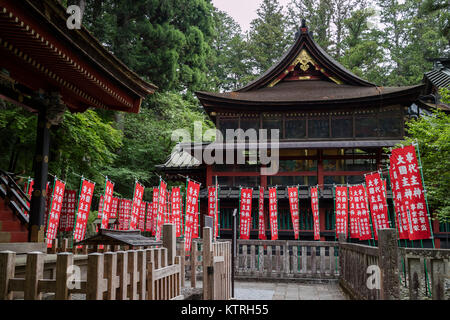 Fujiyoshida Stadt - Japan, 13. Juni 2017: Rot schrein Banner am Fujiyoshida Sengen Shrine in Fujiyoshida Stadt Stockfoto