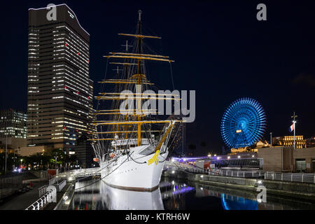 Yokohama, Japan, 15. Juni 2017: Der Nippon Maru Sail Training Schiff und Hafen Museum in Yokohama in der Dämmerung