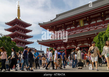 Tokio, Japan, 17. Juni 2017; Senso ji-Tempel und Goju-no-, fünfstöckige Pagode, die sich in Asakusa von Touristen besucht Stockfoto