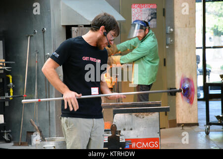 Eine Glasbläserei Demonstration im Gläsernen Studio am Chrysler Museum für Kunst in Norfolk, Virginia Stockfoto