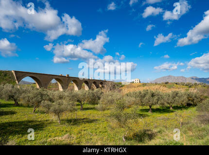 Sizilianischen Landschaft, und die Alte Brücke in der Nähe von Camporeale, Sizilien, Italien, 12.26.2017 Stockfoto