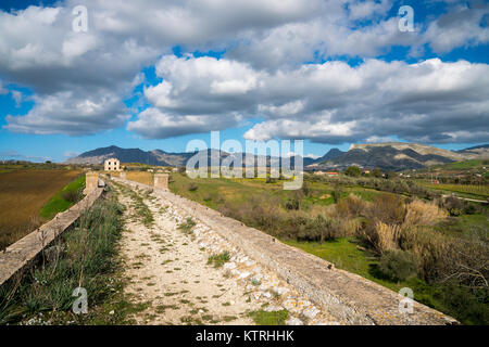 Sizilianischen Landschaft, und die Alte Brücke in der Nähe von Camporeale, Sizilien, Italien, 12.26.2017 Stockfoto