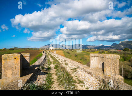 Sizilianischen Landschaft, und die Alte Brücke in der Nähe von Camporeale, Sizilien, Italien, 12.26.2017 Stockfoto