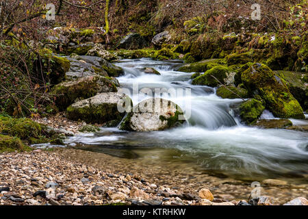 Die Doriaz ist ein Gebirgsbach, in der Savoie, als Quelle ein riesiges Loch in einer der Berggipfel. Stockfoto