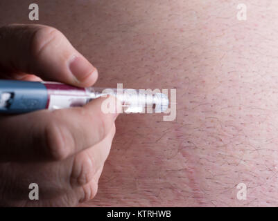 Insulin wird über einem Insulinpen in große mans Magen verabreicht. Stockfoto