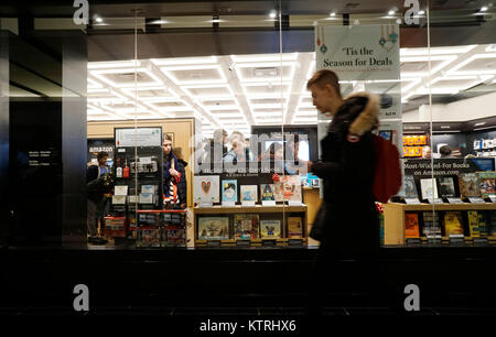 Kunden Shop und suchen für Weihnachten Geschenke im Amazon Bücher im Time Warner Center in New York am Donnerstag, 21. Dezember 2017. (© Richard B. Levine) Stockfoto