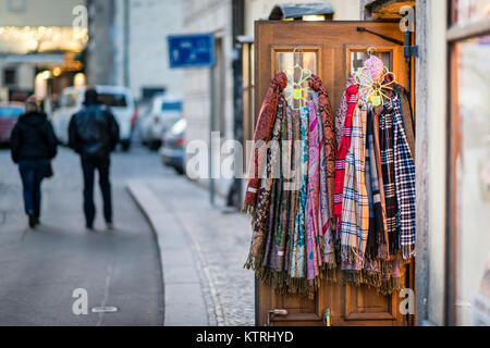 Prag, Tschechische Republik - 23 Dezember, 2017: Souvenirshop auf der Stupartska Straße in Prag, Tschechische Republik Stockfoto